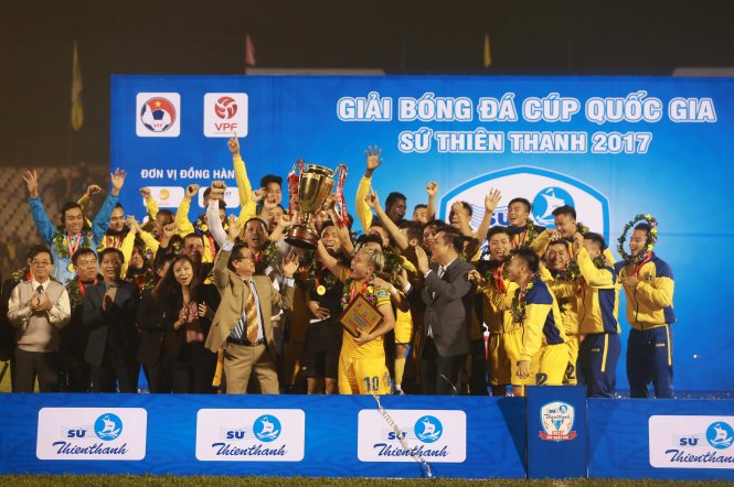 Các cầu thủ SLNA và chức vô địch cúp quốc gia 2017. Ảnh: NAM KHÁNH