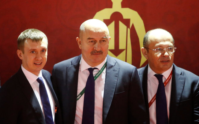HLV tuyển Nga Stanislav Cherchesov có mặt từ khá sớm. Ông Stanislav Cherchesov và tuyển Nga hồi hộp chờ xem đối thủ của họ ở bảng A là ai. Ảnh: REUTERS
