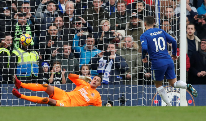 Pha sút penalty nâng tỉ số lên 3-1 cho Chelsea của Hazard. Ảnh: REUTERS