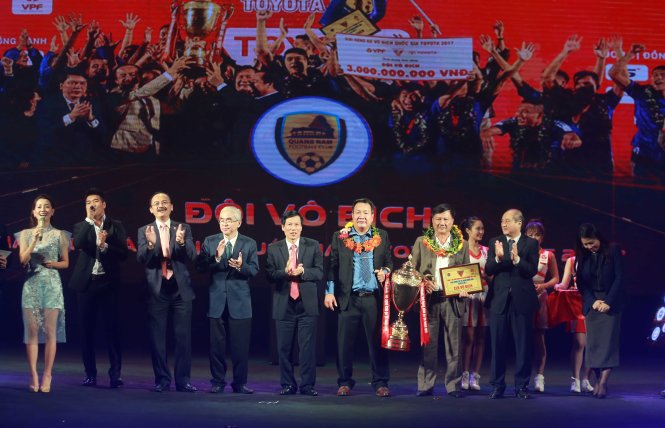 HLV Hoàng Văn Phúc nhận cúp vô địch V-League 2017. Ảnh: NAM KHÁNH