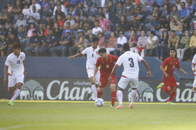Công Phượng trong vòng vây các cầu thủ U-23 Myanmar. Ảnh: ANH TUẤN
