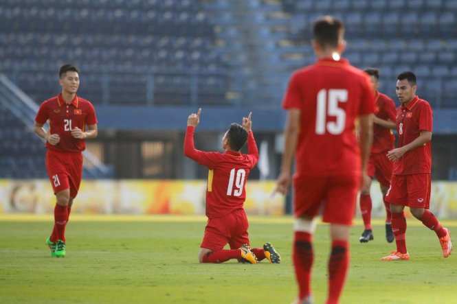 Quang Hải ăn mừng bàn thắng thứ 2 vào lưới U-23 Myanmar. Ảnh: ANH TUẤN