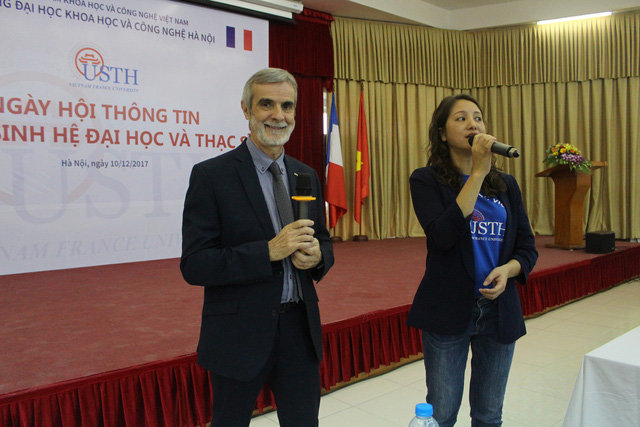 GS. Patrick Boiron (trái) - Hiệu trưởng Trường Đại học Việt Pháp chia sẻ những thông tin mới về tuyển sinh năm 2018-2019