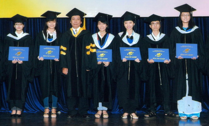 Sinh viên Trường Đại học Mở TP.HCM nhận bằng tốt nghiệp - Ảnh: Website nhà trường