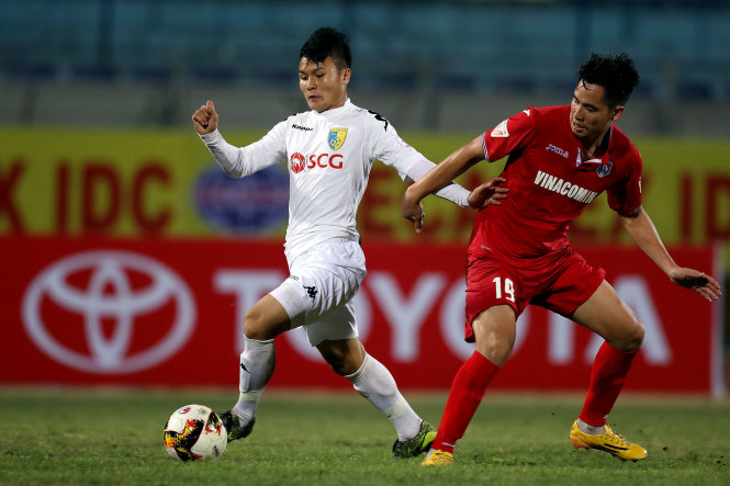 Nguyễn Quang Hải (Hà Nội-trái) cầu thủ duy nhất có tên trong hai hạng mục được bầu chọn là Quả bóng vàng và cầu thủ trẻ xuất sắc. Ảnh: ANH HOÀNG