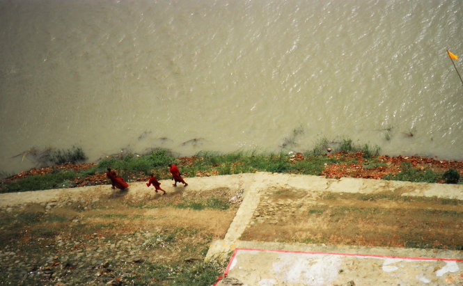 Những vị sư đi viếng Mya Tha Lun bằng những con đò ngang sông Irrawaddy. Ảnh: Thái Trần