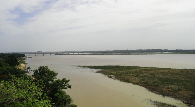 Dòng Irrawaddy hùng vĩ nhìn từ Mya Tha Lun Paya. -Ảnh: Thái Trần