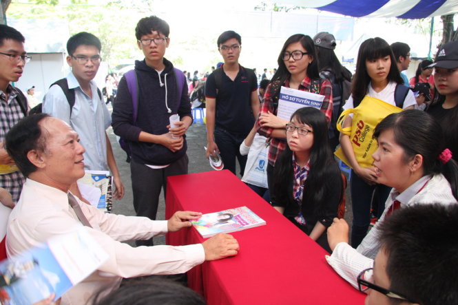 TS Nguyễn Kim Quang - phó hiệu trưởng Trường ĐH Khoa học tự nhiên (ĐH Quốc gia TP.HCM) tư vấn tuyển sinh cho học sinh - Ảnh: TRẦN HUỲNH