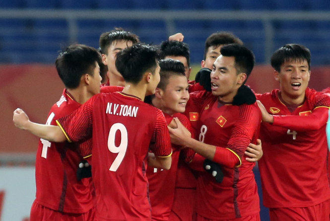 Niềm vui của Quang Hải và toàn đội sau bàn thắng. Ảnh: N.K