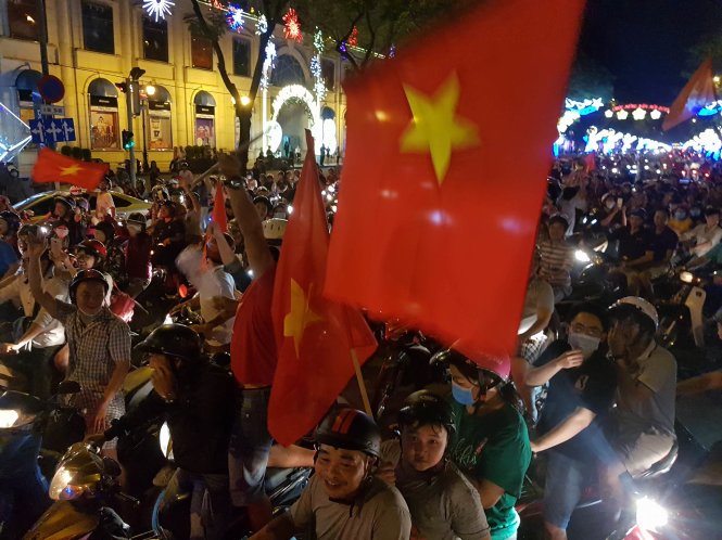 Người dân ăn mừng ở giao lộ Lê Duẩn - Phạm Ngọc Thạch (quận 1, TP.HCM). Ảnh:NGỌC HIỂN