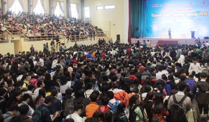 Học sinh dự chương trình tư vấn tuyển sinh - hướng nghiệp tại Thừa Thiên - Huế ngày 27-1 - Ảnh: TRƯỜNG TRUNG