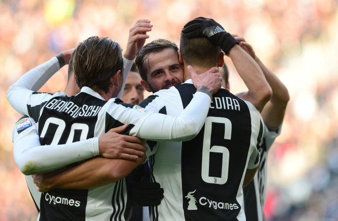 Niềm vui của các cầu thủ Juventus sau khi ghi bàn vào lưới Sassuolo. Ảnh: REUTERS