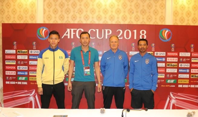HLV và đội trưởng hai đội CLB SLNA và Johor Darul Ta'zim (Malaysia) tại buổi họp báo sáng 27-2 - Ảnh: D.HÒA