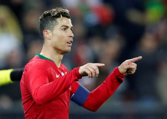 Niềm vui của Ronaldo sau khi ghi bàn cho Bồ Đào Nha. Ảnh: REUTERS