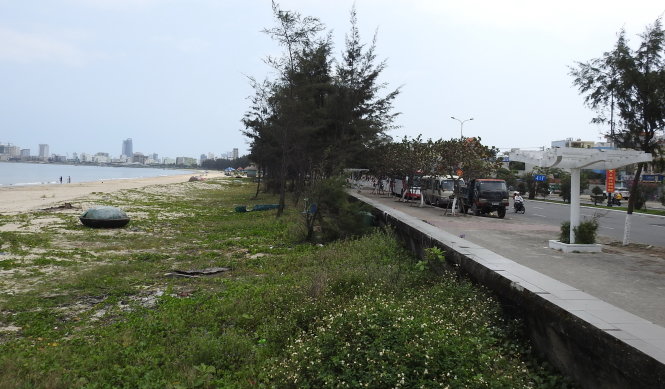 Bãi biển ven đường Nguyễn Tất Thành bị hẹp, không có bãi tắm nên quận kiến nghị lấn biển để làm bãi tắm phát triển du lịch. Ảnh: V.Hùng