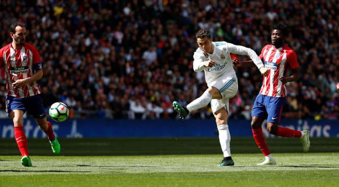 Pha dứt điểm nguy hiểm của Ronaldo. Ảnh: REUTERS