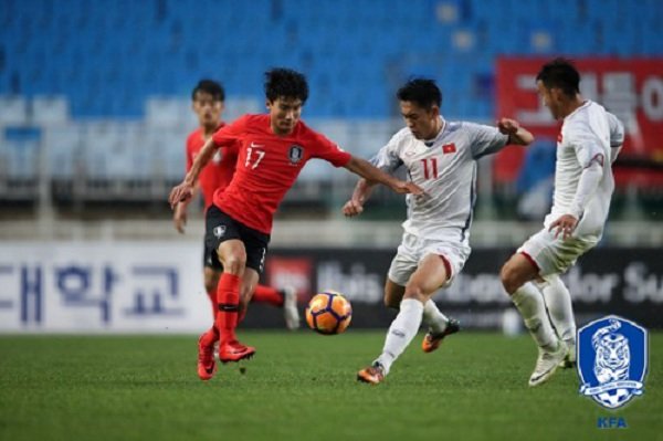 Trận U-19 Hàn Quốc hào U-19 VN (trắng) 1-1 ở giải tứ hùng quốc tế Suwon 2018. Ảnh: LĐBĐ Hàn Quốc