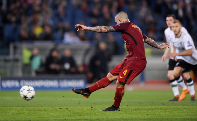 Pha sút penalty ấn định chiến thắng 4-2 cho Roma của Nainggolan. Ảnh: REUTERS