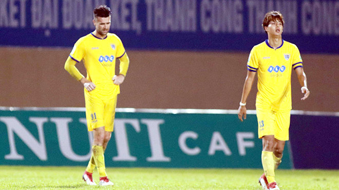 Nỗi thất vọng của cầu thủ FLC Thanh Hóa khi bị Sài Gòn cầm chân 1-1 vào tối 4-5-2018. Ảnh: ANH MINH