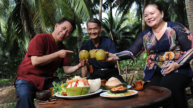 Martin Yan (bìa trái) chế biến các món ngon từ dừa tại Bến Tre - Ảnh: Đ.Q.