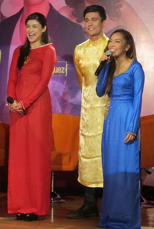 Ba ngôi sao Philippines (từ phải qua): Caria Abellana, Tom Rodriguez và Jonalyn Viray trong trang phục áo dài VN tại buổi giao lưu - Ảnh: H.Lê