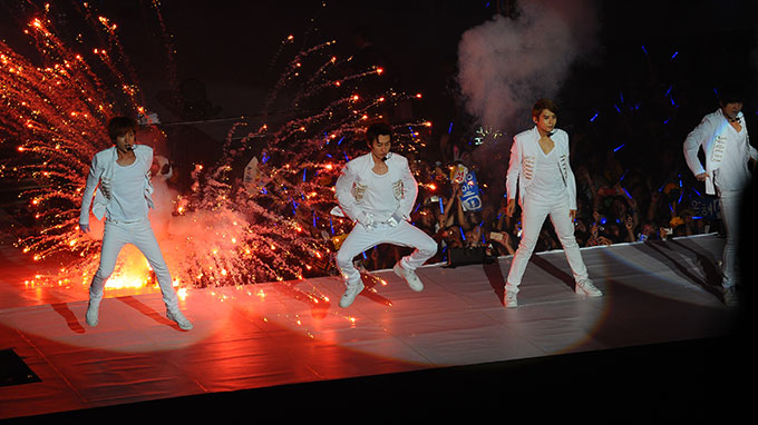 Nhóm nhạc Hàn Quốc Super Junior được nhiều khán giả trẻ châu Á hâm mộ biểu diễn trước hơn 10.000 khán giả trong chuyến lưu diễn tại Việt Nam - Ảnh: T.T.D.