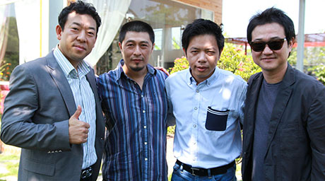 Người Hàn đã thật sự tham gia vào sản xuất phim điện ảnh Việt qua sự hợp tác công khai giữa CJ E&M và Hãng phim Chánh Phương - phim Để Hội tính. Trong ảnh: ông Tae Sun Jung và đạo diễn Charlie Nguyễn (thứ nhất và thứ hai, từ trái qua) - Ảnh: Poly