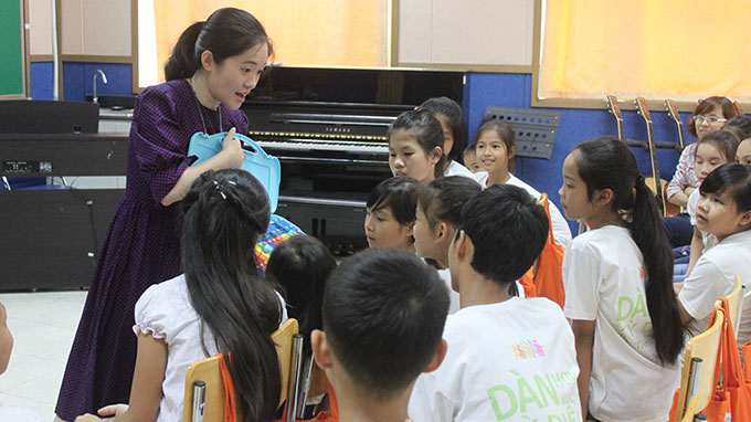 Nghệ sĩ dương cầm Trang Trịnh và các em tại lớp học Dàn hợp xướng Kỳ Diệu - Ảnh: T.Lụa