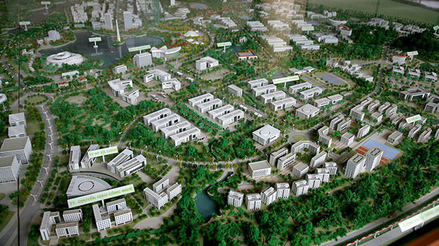 Mô hình ĐHQG Hà Nội, một dự án quy hoạch từ thời Thủ tướng Võ Văn Kiệt đến nay đã mười mấy năm nhưng vẫn chưa làm xong - Ảnh: Lâm Hoài