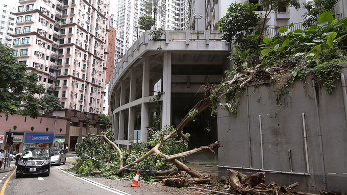 Hiện trường vụ tai nạn thương tâm ở khu Mid-Levels, Hong Kong - Ảnh: Sam Tsang