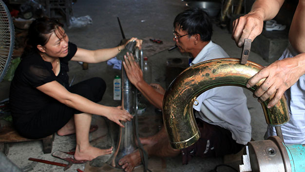 Từ một tấm đồng phẳng, người thợ làng Phạm Pháo có thể gò tay thành một chiếc kèn và chỉ sử dụng máy uốn tự chế, máy tiện cho các chi tiết và công đoạn khó