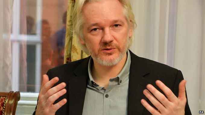 Julian Assange xuất hiện trong cuộc họp báo ở Đại sứ quán Ecuardor tại London - Ảnh: BBC