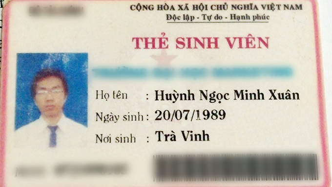 Thẻ sinh viên của Xuân giờ là kỷ niệm đẫm nước mắt của mẹ Xuân - Ảnh: G.Minh