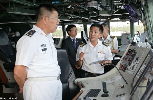 Phó tổng tư lệnh PLA Gao Feng (trái) trên tàu RSS Intrepid của Singapore - Ảnh: asiaone.com