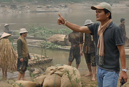 Đạo diễn Nguyễn Thanh Vân chỉ đạo một cảnh quay trong phim Sống cùng lịch sử - Ảnh: ĐPCC