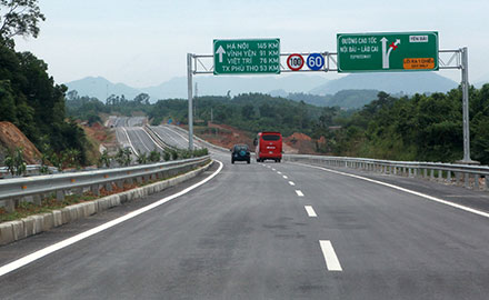 Đường cao tốc Nội Bài - Lào Cai ngày thông xe - Ảnh: T.Phùng