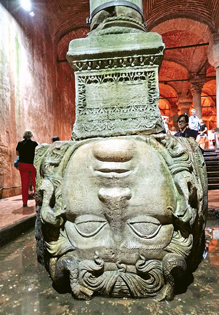 Bức tượng chân dung nữ thần Medusa (đặt ngược) bị đè dưới một chiếc cột ở bể nước ngầm tại Istanbul - Ảnh: H.T