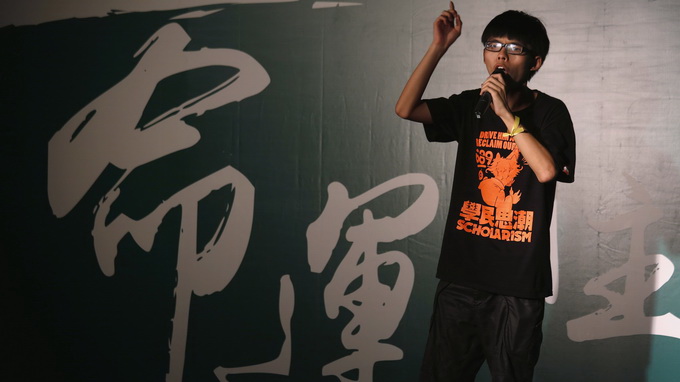 Thủ lĩnh biểu tình học sinh Joshua Wong (Hoàng Chi Phong) trong chiếc áo thun đen Ảnh: Reuters