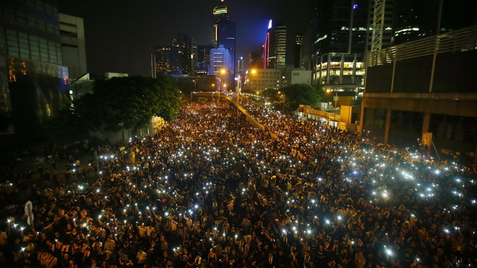Người biểu tình dùng điện thoại như những chiếc nến để thể hiện tình đoàn kết Ảnh: Reuters
