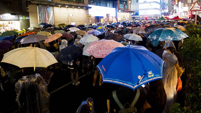 Những chiếc dù còn giúp người biểu tình chống mưa nắng Ảnh: Reuters