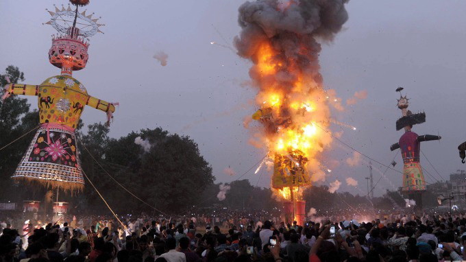Rất đông người Ấn Độ đến xem lễ hội ở khu đại  lộ Gandhi Maidan hôm 3-10 -  Ảnh: AFP