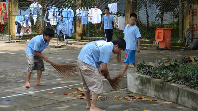 Các đối tượng đang cai nghiện tại Trung tâm Giáo dục dạy nghề thanh thiếu niên 2 - Ảnh: Vũ Thủy