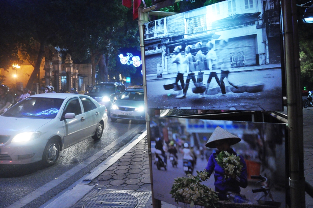 Triển lãm “Hà Nội ơi” đang được trưng bày ở bờ hồ Hoàn Kiếm tái hiện phong phú nhịp sống của người dân Thủ đô