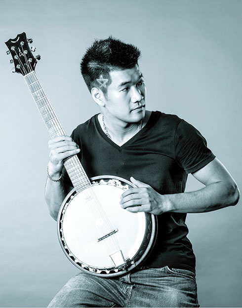 Tạ Quang Thắng với cây đàn banjo đặc trưng của dòng nhạc country rock - Ảnh: Sương Mai