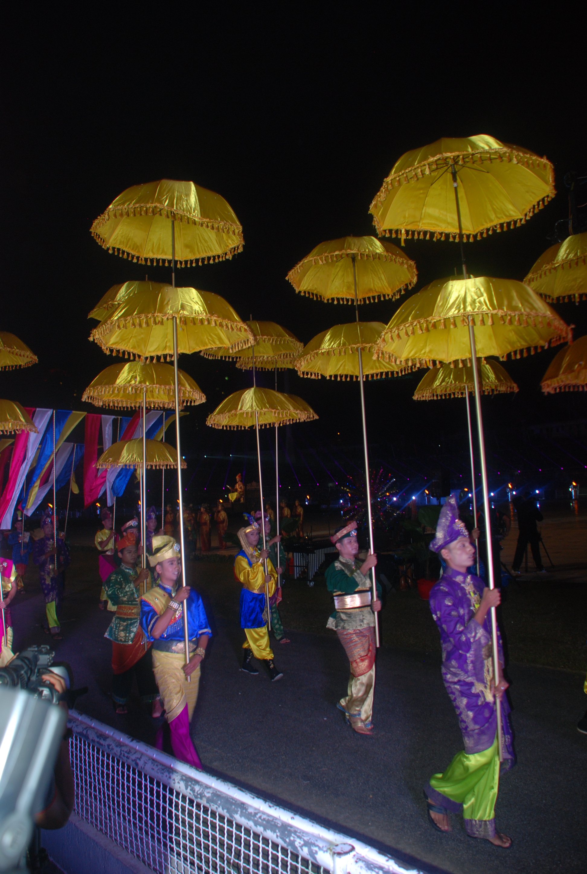 Người dân Malaysia chào mừng lễ hội duyệt binh quốc tế 2014