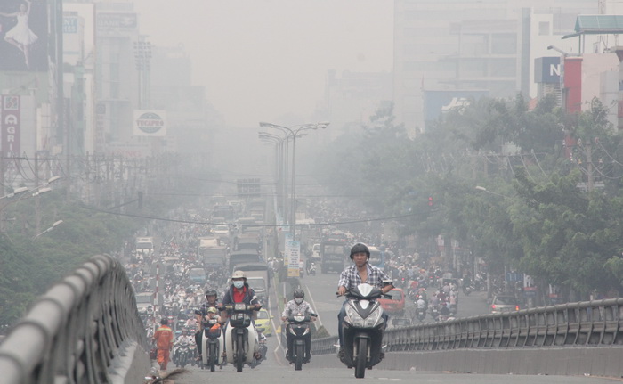 Sương mù bức xạ mang khói bụi ô nhiễm bao phủ TP.HCM - Tuổi Trẻ Online