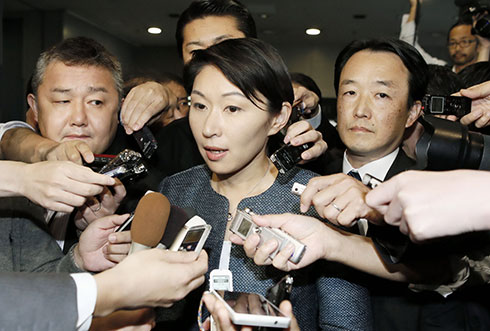 Bộ trưởng Yuko Obuchi trong vòng vây của báo chí - Ảnh: Reuters