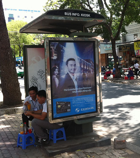Một trạm thông tin xe buýt trên đường Nguyễn Thị Minh Khai (Q.3, TP.HCM) trở thành nơi... ngồi nghỉ mát Ảnh: Thu Dung