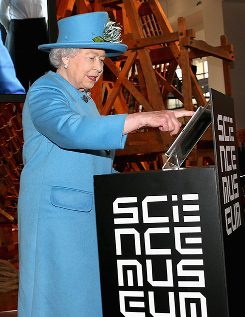 Nữ hoàng Elizabeth II bấm nút gửi đi thông điệp đầu tiên của bà trên tài khoản Twitter - Ảnh: Reuters