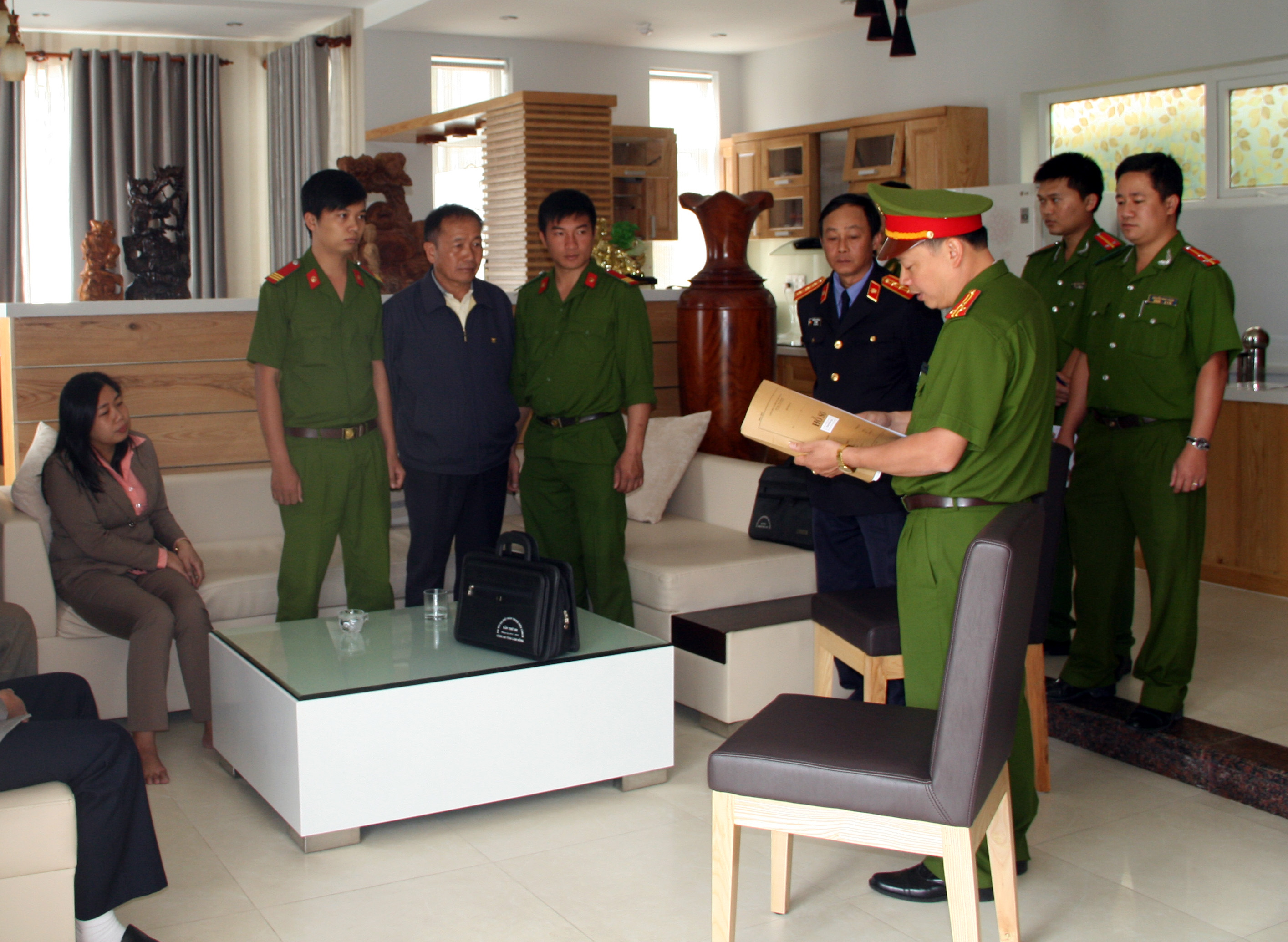 Cơ quan điều tra Công an tỉnh Lâm Đồng đọc lệnh bắt ông Thái Khắc Ngọ, Nguyên giám đốc Công ty MTV XSKT tỉnh Lâm Đồng - Ảnh: Đức Huy.
